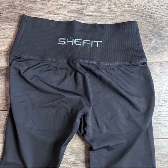 SheFit Black Seamless Crossover Leggings Perforated Mesh Size Medium Capri Crop - Picture 9 of 9